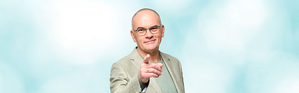 Jövőtervező nyereményjáték Egész évben a Postán undel Takács Gábor a nézőre mutat.