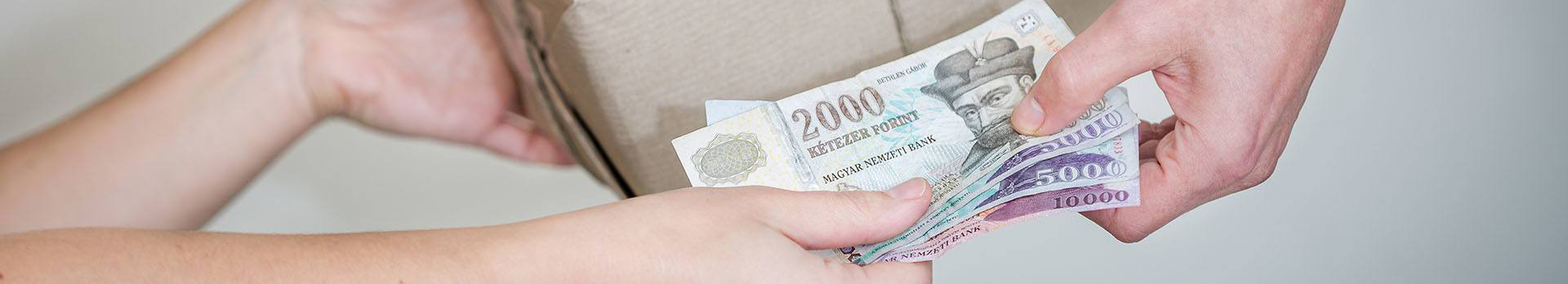 A képen egy csomagot átvevő  és egy bankjegyeket nyújtó kéz látható.